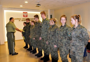 Komendant PSG w Grzechotkach wręcza dyplomy