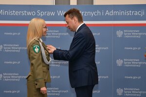 Minister SWiA odznacza st. chor. SG Olgę Czarnottę 