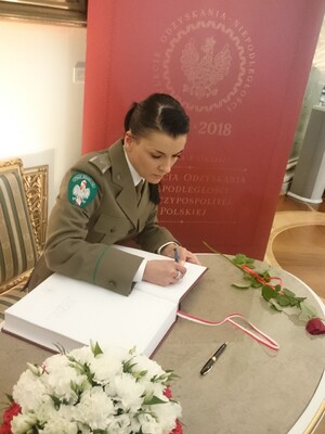 Fot. W-MOSG Wpis do pamiątkowej księgi złożyła st. sierż. SG Marta Czerniawska (PSG w Bezledach) 