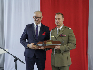 Wojewoda Warmińsko-Mazurski gratuluje Komendantowi Oddziału nominacji na stopień generała brygady Wojewoda Warmińsko-Mazurski gratuluje Komendantowi Oddziału nominacji na stopień generała brygady