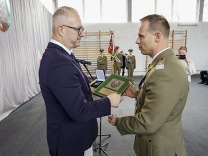 Komendant Warmińsko-Mazurskiego Oddziału Straży Granicznej wręcza Wojewodzie Warmińsko-Mazurskiemu emblemat pamiątkowy Komendant Warmińsko-Mazurskiego Oddziału Straży Granicznej wręcza Wojewodzie Warmińsko-Mazurskiemu emblemat pamiątkowy