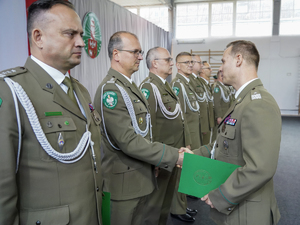 Komendant Oddziału gen. bryg. SG Daniel Wojtaszkiewicz wręcza akt mianowania na wyższy stopień oficerski Komendant Oddziału gen. bryg. SG Daniel Wojtaszkiewicz wręcza akt mianowania na wyższy stopień oficerski