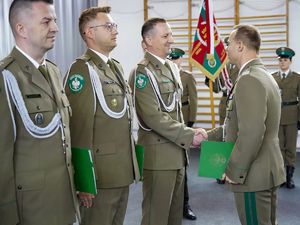 Komendant Oddziału gen. bryg. SG Daniel Wojtaszkiewicz wręcza akt mianowania na wyższy stopień oficerski Komendant Oddziału gen. bryg. SG Daniel Wojtaszkiewicz wręcza akt mianowania na wyższy stopień oficerski