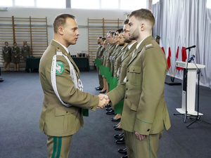 Komendant Oddziału gen. bryg. SG Daniel Wojtaszkiewicz wręcza akt mianowania na stopień podoficerski Komendant Oddziału gen. bryg. SG Daniel Wojtaszkiewicz wręcza akt mianowania na stopień podoficerski