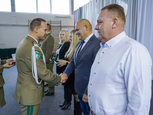 Komendant Oddziału gen. bryg. SG Daniel Wojtaszkiewicz wręcza emblemat pamiątkowy Warmińsko-Mazurskiego Oddziału Straży Granicznej Komendant Oddziału gen. bryg. SG Daniel Wojtaszkiewicz wręcza emblemat pamiątkowy Warmińsko-Mazurskiego Oddziału Straży Granicznej