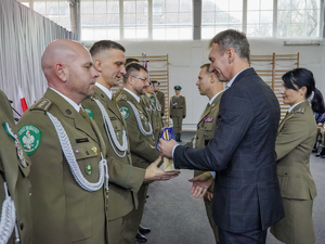 wręczenie banknotów kolekcjonerskich i medali pamiątkowych przez Komendanta Oddziału gen. bryg. SG Daniela Wojtaszkiewicza i Dyrektora Oddziału Okręgowego NBP w Olsztynie Pana Kamila Iwankiewicza wręczenie banknotów kolekcjonerskich i medali pamiątkowych przez Komendanta Oddziału gen. bryg. SG Daniela Wojtaszkiewicza i Dyrektora Oddziału Okręgowego NBP w Olsztynie Pana Kamila Iwankiewicza