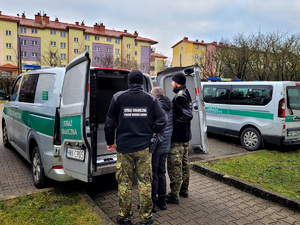 funkcjonariusze z Placówki Straży Granicznej w Olsztynie doprowadzają obywatela Ukrainy na przejście graniczne w Medyce funkcjonariusze z Placówki Straży Granicznej w Olsztynie doprowadzają obywatela Ukrainy na przejście graniczne w Medyce