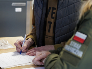 Funkcjonariusze Straży Granicznej doprowadzają Gruzina i Mołdawianina na lotnisko Funkcjonariusze Straży Granicznej doprowadzają Gruzina i Mołdawianina na lotnisko