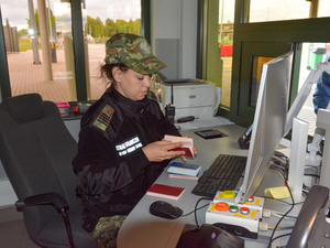 funkcjonariuszka Straży Granicznej podczas odprawy granicznej funkcjonariuszka Straży Granicznej podczas odprawy granicznej