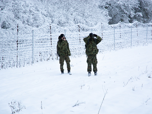 funkcjonariusze Straży Granicznej na pasie drogi granicznej funkcjonariusze Straży Granicznej na pasie drogi granicznej