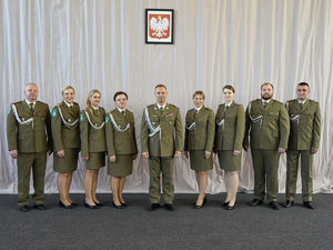 pamiątkowe zdjęcie chorążych z Komendantem Warmińsko-Mazurskiego Oddziału Straży Granicznej gen. bryg. SG Danielem Wojtaszkiewiczem pamiątkowe zdjęcie chorążych z Komendantem Warmińsko-Mazurskiego Oddziału Straży Granicznej gen. bryg. SG Danielem Wojtaszkiewiczem