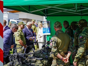 gen. bryg. SG Daniel Wojtaszkiewicz i Pan Radosław Król przy stoisku Warmińsko-Mazurskiego Oddziału Straży Granicznej gen. bryg. SG Daniel Wojtaszkiewicz i Pan Radosław Król przy stoisku Warmińsko-Mazurskiego Oddziału Straży Granicznej