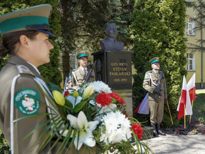 złożenie kwiatów pod pomnikiem patrona W-MOSG gen.bryg. Stefana Pasławskiego złożenie kwiatów pod pomnikiem patrona W-MOSG gen.bryg. Stefana Pasławskiego