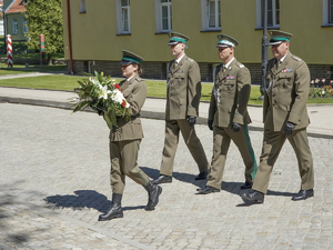 Komendant Warmińsko-Mazurskiego Oddziału Straży Granicznej gen. bryg. SG Daniel Wojtaszkiewicz wraz z zastępcami składa kwiaty pod pomnikiem patrona Komendant Warmińsko-Mazurskiego Oddziału Straży Granicznej gen. bryg. SG Daniel Wojtaszkiewicz wraz z zastępcami składa kwiaty pod pomnikiem patrona