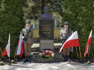 asysta honorowa pod pomnikiem patrona W-MOSG gen.bryg. Stefana Pasławskiego asysta honorowa pod pomnikiem patrona W-MOSG gen.bryg. Stefana Pasławskiego