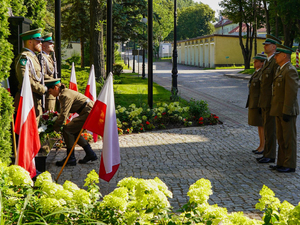złożenie kwiatów pod pomnikiem