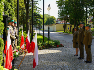 złożenie kwiatów pod pomnikiem