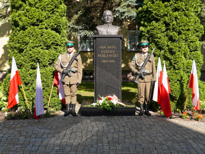 posterunek honorowy funkcjonariuszy Straży Granicznej pod pomnikiem gen. bryg. Stefana Pasławskiego posterunek honorowy funkcjonariuszy Straży Granicznej pod pomnikiem gen. bryg. Stefana Pasławskiego