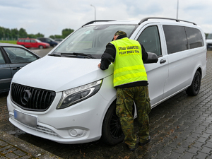 Mercedes poszukiwany w Niemczech, zatrzymany w Grzechotkach Mercedes poszukiwany w Niemczech, zatrzymany w Grzechotkach