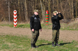 Funkcjonariusze kontrolujący pas drogi granicznej 
