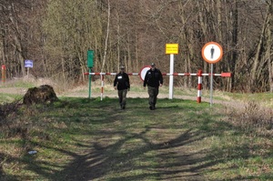 Funkcjonariusze kontrolujący pas drogi granicznej 