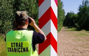 Funkcjonariusz kontrolujący pas drogi granicznej 
