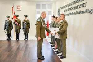 Komendant wręcza akty mianowania 