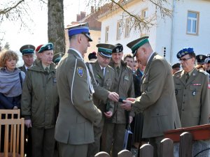 Komendant W-MOSG wręcza medal 