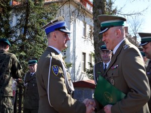 Komendant W-MOSG wręcza medal 