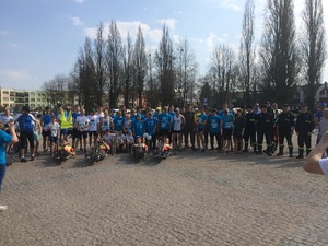 Uczestnicy biegu "Niebieski start" 