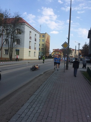 Uczestnicy biegu "Niebieski start" 