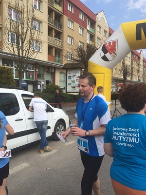 Uczestnicy biegu "Niebieski start" 