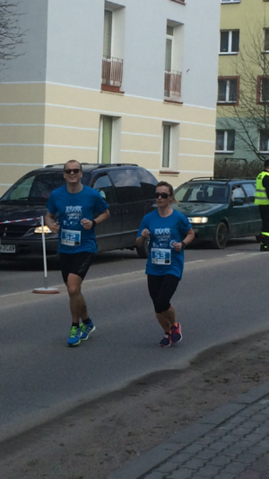 Uczestnicy biegu "Niebieski start" 
