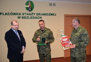 Komendant wręcza emblemat pamiątkowy W-MOSG 