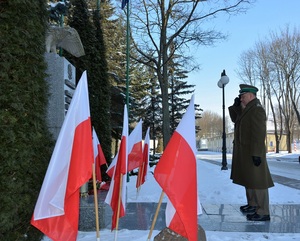 Złożenie kwiatów na terenie komendy W-MOSG 