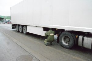 Zatrzymana naczepa na przejściu w Bezledach 