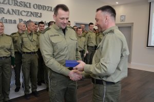 chor. szt. SG Ireneusz Ślusarczyk odbiera pamiątkowy grawerton 