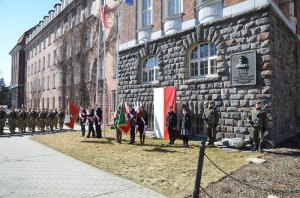 Złożenie kwiatów przed tablicą upamiętniającą Józefa Piłsudskiego 