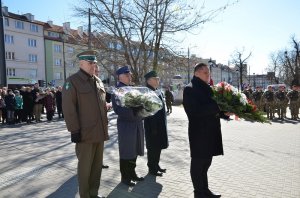 Złożenie kwiatów przed tablicą upamiętniającą Józefa Piłsudskiego 
