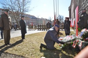 Złożenie kwiatów przed tablicą upamiętniającą Józefa Piłsudskiego 