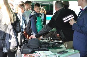 Spotkanie z młodzieżą funkcjonariuszy z PSG w Grzechotkach 