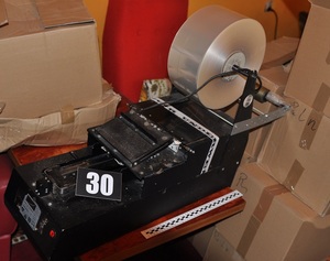 Zabezpieczone urządzenie do pakowania papierosów