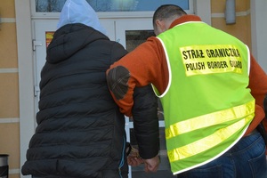 zatrzymane osoby handlujące nielegalnym tytoniem