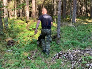 sierż. szt. SG Cezary Bednarek z PSG w Braniewie z psem tropiącym Jager 