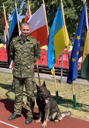 sierż. szt. SG Cezary Bednarek z PSG w Braniewie z psem tropiącym Jager 