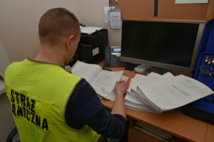 Podrabiała podpisy na dokumentach legalizujących pobyt i pracę Chińczykom 