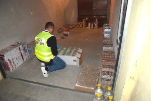 ujawnione nielegalne papierosy, alkohol i gotówka w garażu 