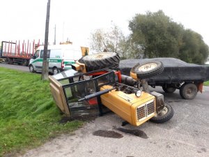 Ciągnik przewrócony na skrzyżowaniu 
