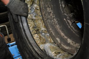 narkotyki ukryte w kołach samochodowych 