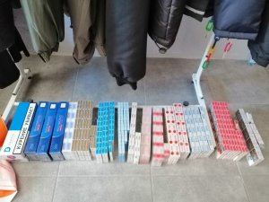 nieleglane papierosy w sklepie odzieżowym 